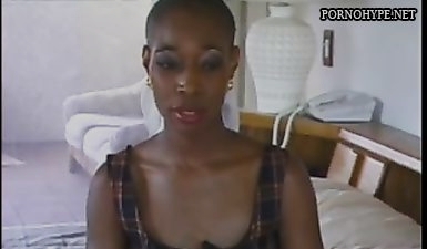 Зрілого мужчины знімає міжрасовий секс раком на ліжку з чорношкірою прислугою